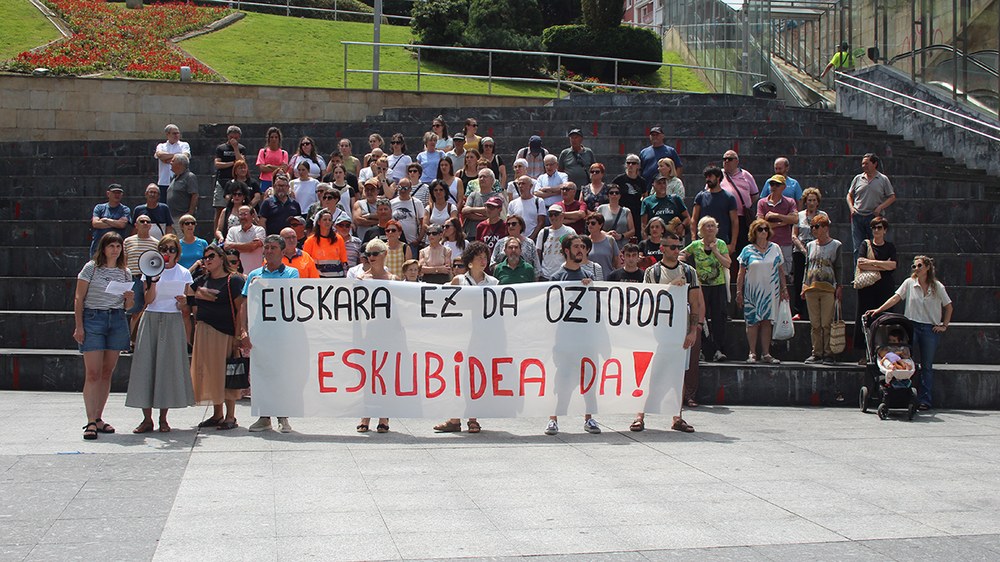 Udaltzaingoko lanpostu-deialdian C1 euskara-mailaren eskakizuna kentzearen aurka azaltzeko elkarretaratzea egin da