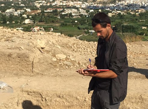 Ugaitz Muñoa «Arkeologo lanak egiten dihardugu Kretako Petras kokalekuan»