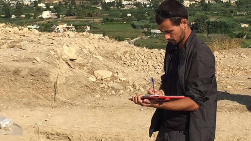 Ugaitz Muñoa «Arkeologo lanak egiten dihardugu Kretako Petras kokalekuan»