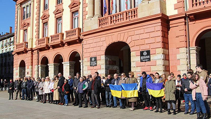 Ukrainako herriari elkartasuna adierazteko elkarretaratzea egin da eguerdian