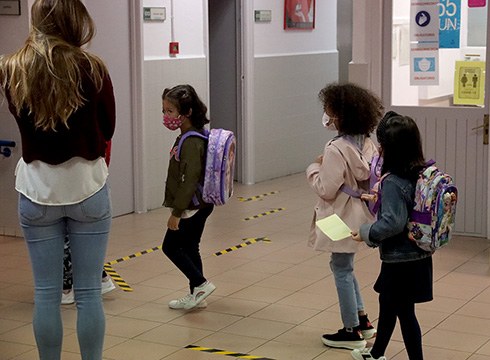 Umeak Eskolara eta Dirulaguntzak Ikasleei programetako eskaerak egiteko epea zabaldu dute