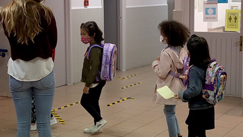 Umeak Eskolara eta Dirulaguntzak Ikasleei programetako eskaerak egiteko epea zabaldu dute