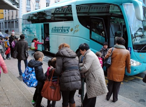 Umeek ikastolara joateko autobusa hartu dute, begiraleen greba amaituta