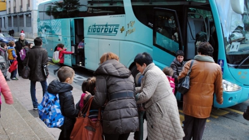Umeek ikastolara joateko autobusa hartu dute, begiraleen greba amaituta