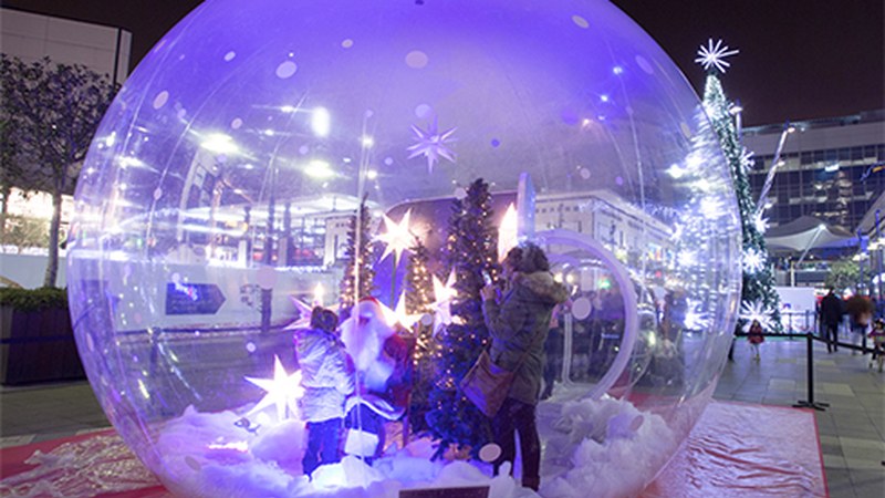 Umeentzat Gabonetako bola erraldoia ipiniko dute bihar Urkizun, Eibar Merkataritza Gune Irekiaren ekimenez