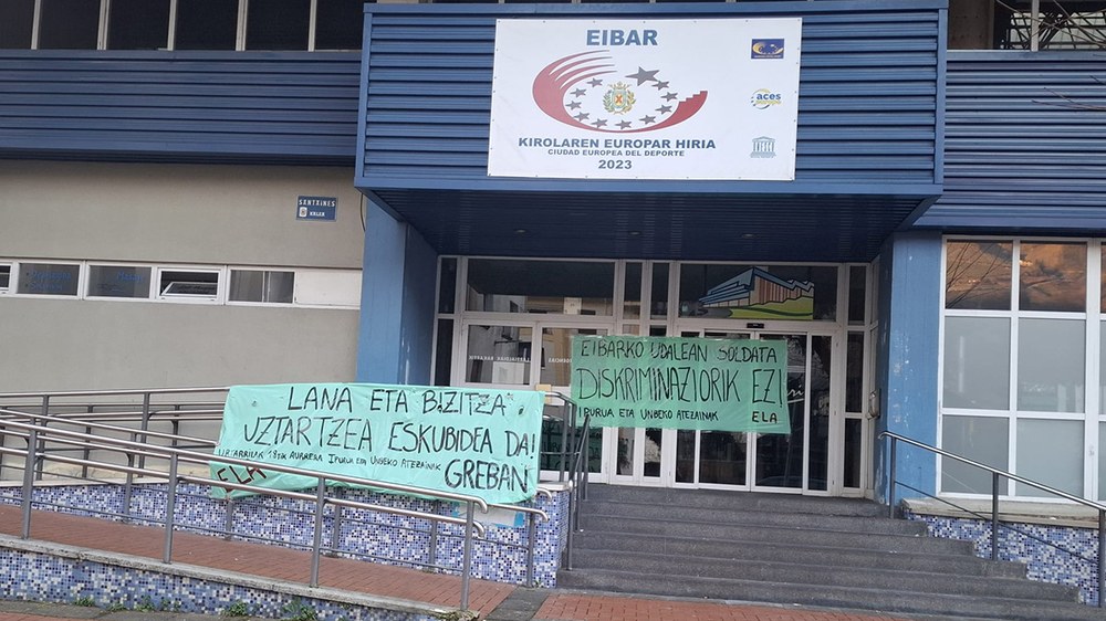 Unbe eta Ipuruako kirolguneetako atezainak greban daude zapatuaz geroztik