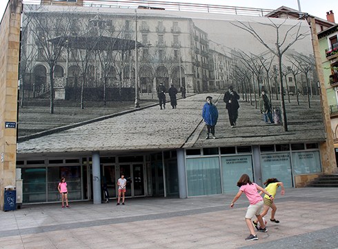 Untzagako Jubilatu Etxeko fatxadako argazkia kenduko du Udalak