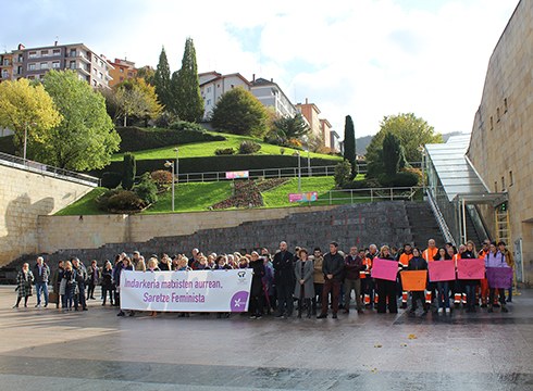 Untzagako zuhaitzak ehundutako artileekin jantzi dituzte emakumeek, indarkeria matxisten kontra