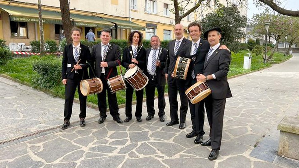 Untzagan egitekoa zen kontzertua bertan behera laga eta Ipuruan kalejiran jardun zuten Usartza Txistulari Taldekoek