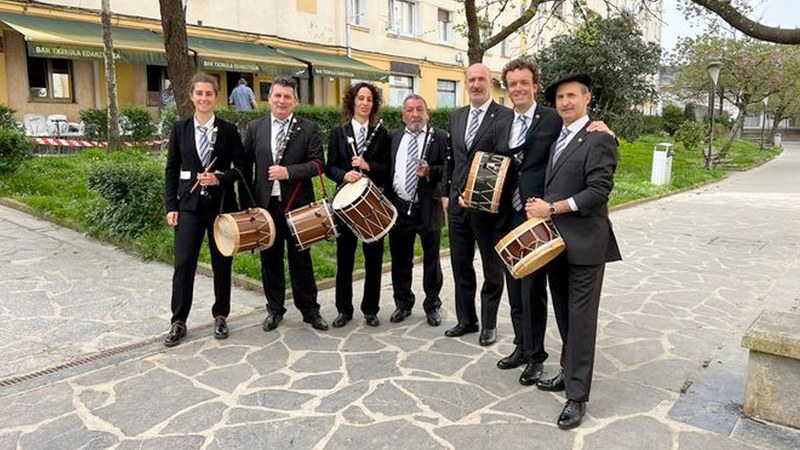 Untzagan egitekoa zen kontzertua bertan behera laga eta Ipuruan kalejiran jardun zuten Usartza Txistulari Taldekoek