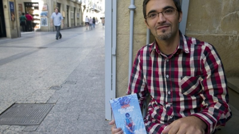 Ur Apalategi, idazlea: “Nire kontuen helburua, egia izan baino, egiaren sentsazioa ematea da”