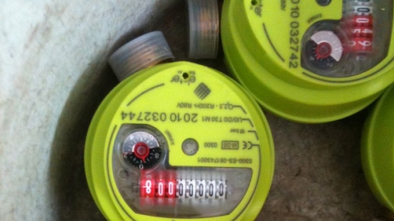 Ur-kontadore zaharrak eta hondatutakoak aldatzen dihardute