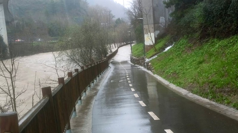 Urak gainezka egin du Eibar eta Elgoibar arteko bidegorrian