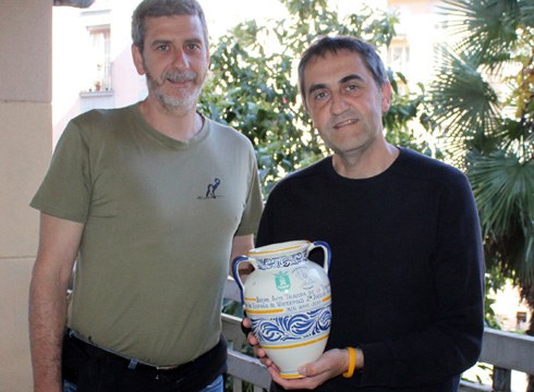 Urbat-Urkotronik waterpolo taldeak lortutako saria oparitu digu