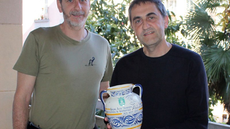 Urbat-Urkotronik waterpolo taldeak lortutako saria oparitu digu