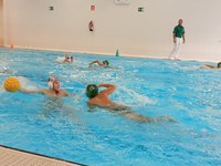 Urbat waterpolo taldeko emakumezkoek geldiezin jarraitzen dute
