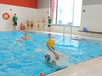 Urbat waterpolo taldeko emakumezkoek geldiezin jarraitzen dute