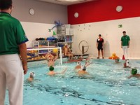 Urbat waterpolo taldeko emakumezkoek geldiezin jarraitzen dute