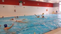 Urbat waterpolo taldeko emakumezkoek geldiezin jarraitzen dute