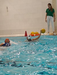 Urbat waterpolo taldeko emakumezkoek geldiezin jarraitzen dute