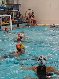 Urbat waterpolo taldeko emakumezkoek geldiezin jarraitzen dute
