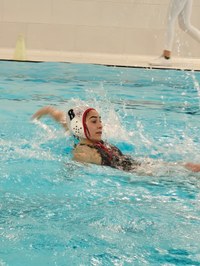 Urbat waterpolo taldeko emakumezkoek geldiezin jarraitzen dute