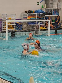 Urbat waterpolo taldeko emakumezkoek geldiezin jarraitzen dute