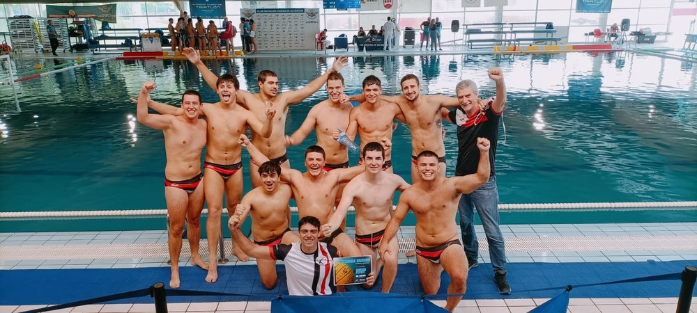 Urbat waterpolo taldeko senior gizonezkoek bi garaipen garrantzitsu lortu dituzte asteburuan