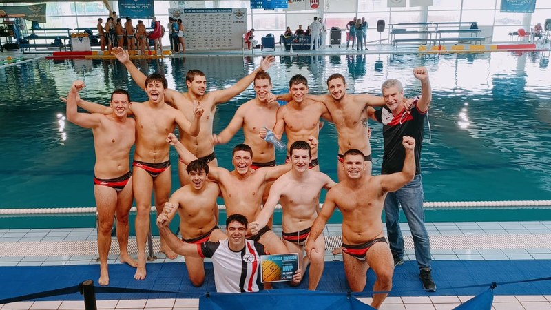 Urbat waterpolo taldeko senior gizonezkoek bi garaipen garrantzitsu lortu dituzte asteburuan