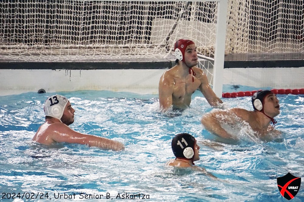 Urbat waterpoloko kadeteak nagusi, senior mailako bigarren taldea galtzaile