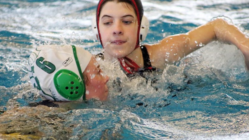 Urbat waterpoloko talde nagusiak denboraldiko lehen porrota jaso zuen