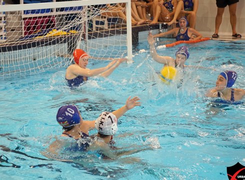 Urbiak waterpolo taldeak aurrera egin du Kopan, gizonezkoenak ez