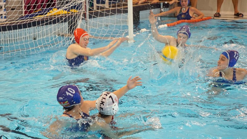 Urbiak waterpolo taldeak aurrera egin du Kopan, gizonezkoenak ez