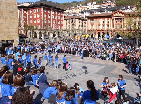 Urdinez koloreztatu ziren atzo Eibarko kaleak autismoa dutenen alde