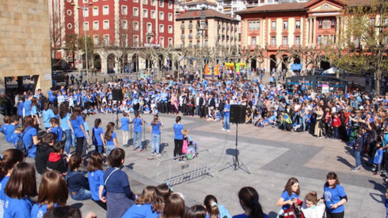 Urdinez koloreztatu ziren atzo Eibarko kaleak autismoa dutenen alde
