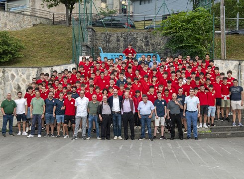 Urki FT-ko talde guztiek denboraldia agurtu zuten Ipur sagardotegian