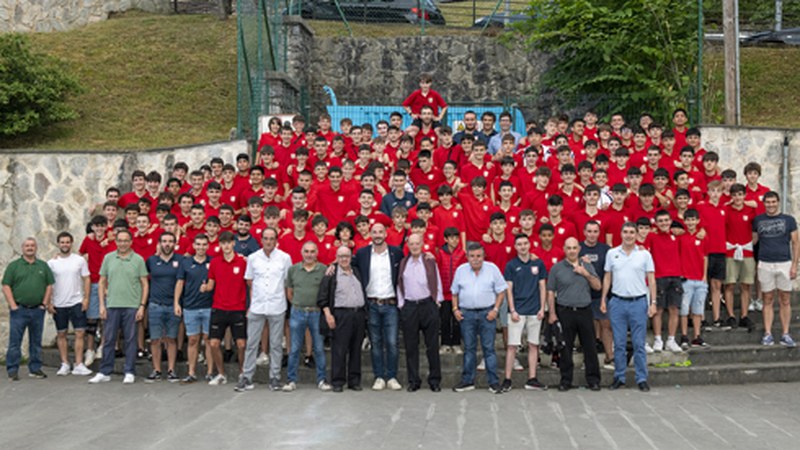 Urki FT-ko talde guztiek denboraldia agurtu zuten Ipur sagardotegian