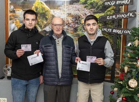 Urki Futbol Klubak Gabonetako zozketan izandako sariak banatu ditu