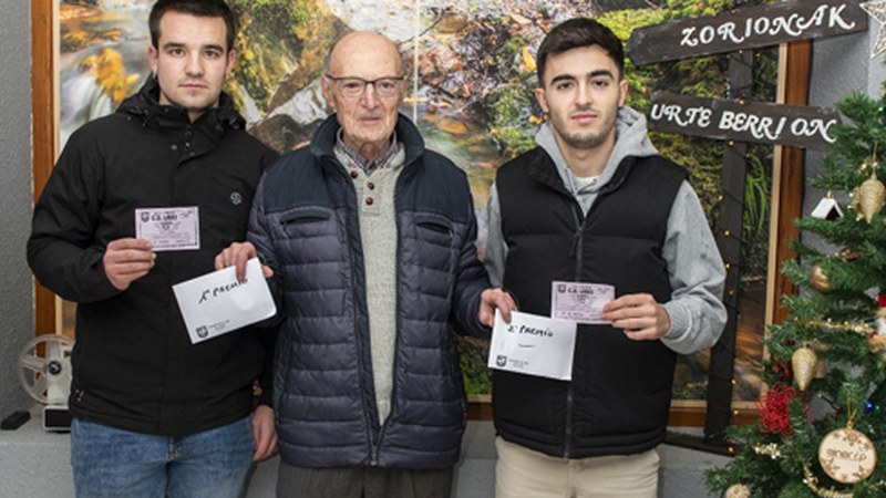 Urki Futbol Klubak Gabonetako zozketan izandako sariak banatu ditu