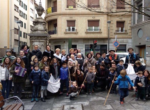 Santaeskean ibili dira herriko hainbat talde, koplak kantatzen