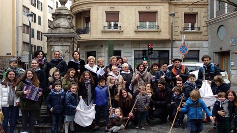 Santaeskean ibili dira herriko hainbat talde, koplak kantatzen