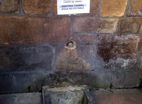 Urkizuko iturria konpontzen dihardute