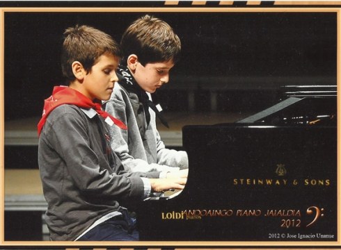 Urrezko domina Jorge Lahidalga eta Jon Azkune pianojole gazteentzat