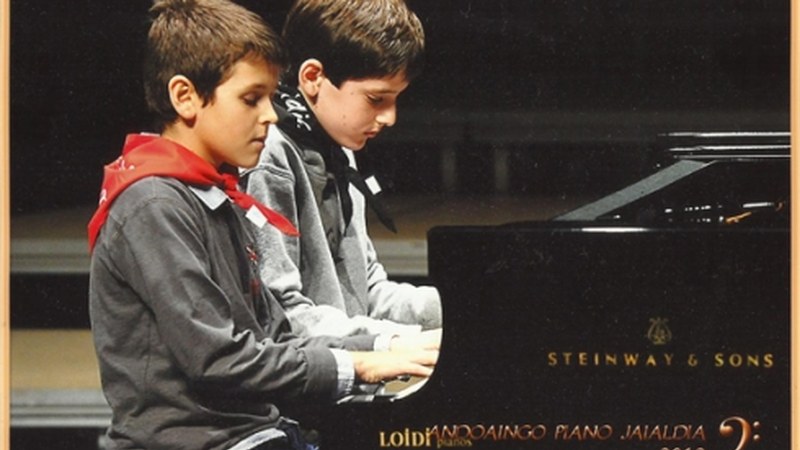 Urrezko domina Jorge Lahidalga eta Jon Azkune pianojole gazteentzat