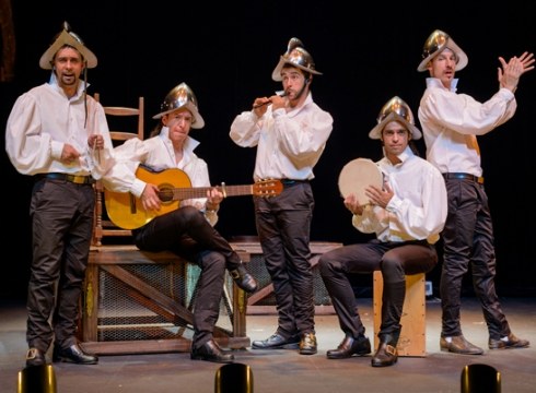 Urrezko mendea umore klabean gaur Coliseoan