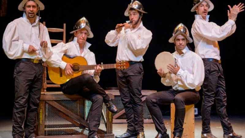 Urrezko mendea umore klabean gaur Coliseoan