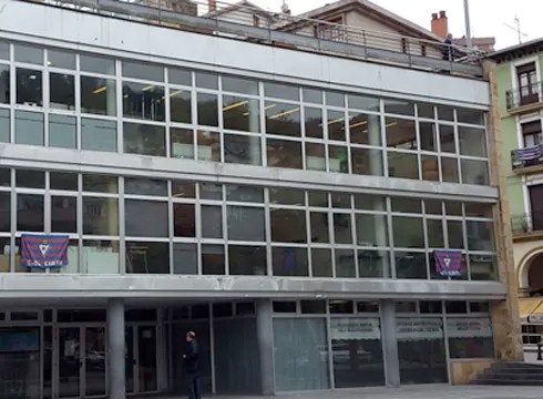 Urteko batzarraren ostean poesia emanaldia egongo da gaur Untzaga Gizarte Etxean