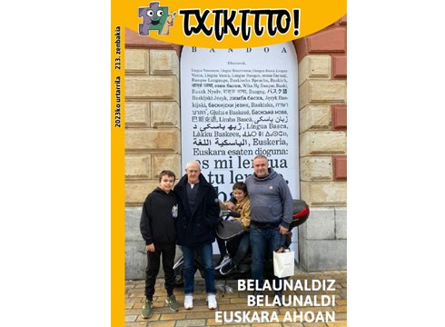 Urteko lehen Txikitto aldizkaria banatzen dihardute herriko ikastetxeean