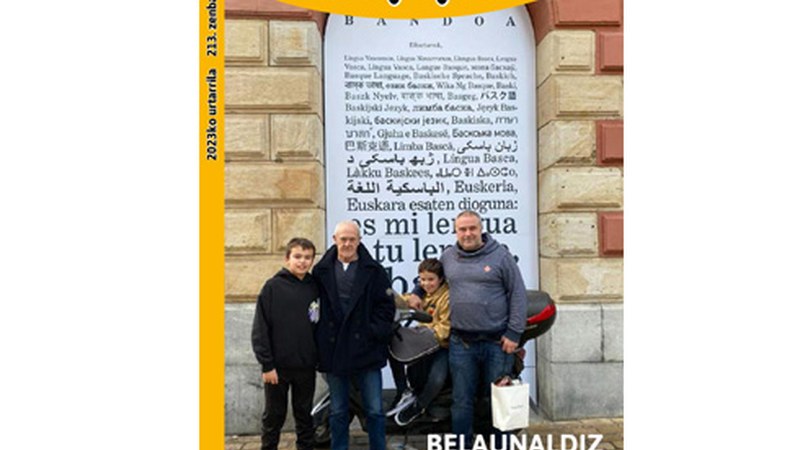 Urteko lehen Txikitto aldizkaria banatzen dihardute herriko ikastetxeean