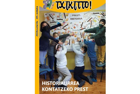 Urteko lehen Txikitto aldizkaria banatzen dihardute herriko ikastetxeean